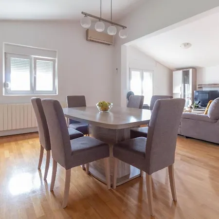 Moderne In Privlaka Mit Terrasse, Grill Und Garten דירה