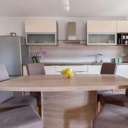 Moderne In Privlaka Mit Terrasse, Grill Und Garten *