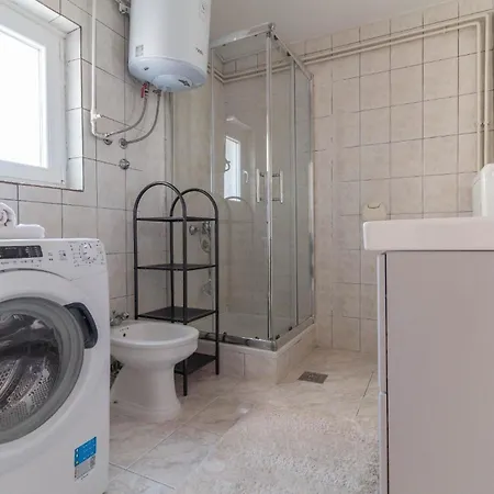 Moderne In Privlaka Mit Terrasse, Grill Und Garten דירה *